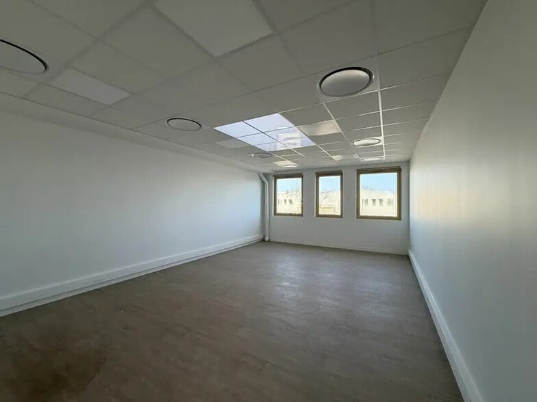 Light Industrial in Vaulx-en-Velin to rent - Interior Photo - Image 3 of 18