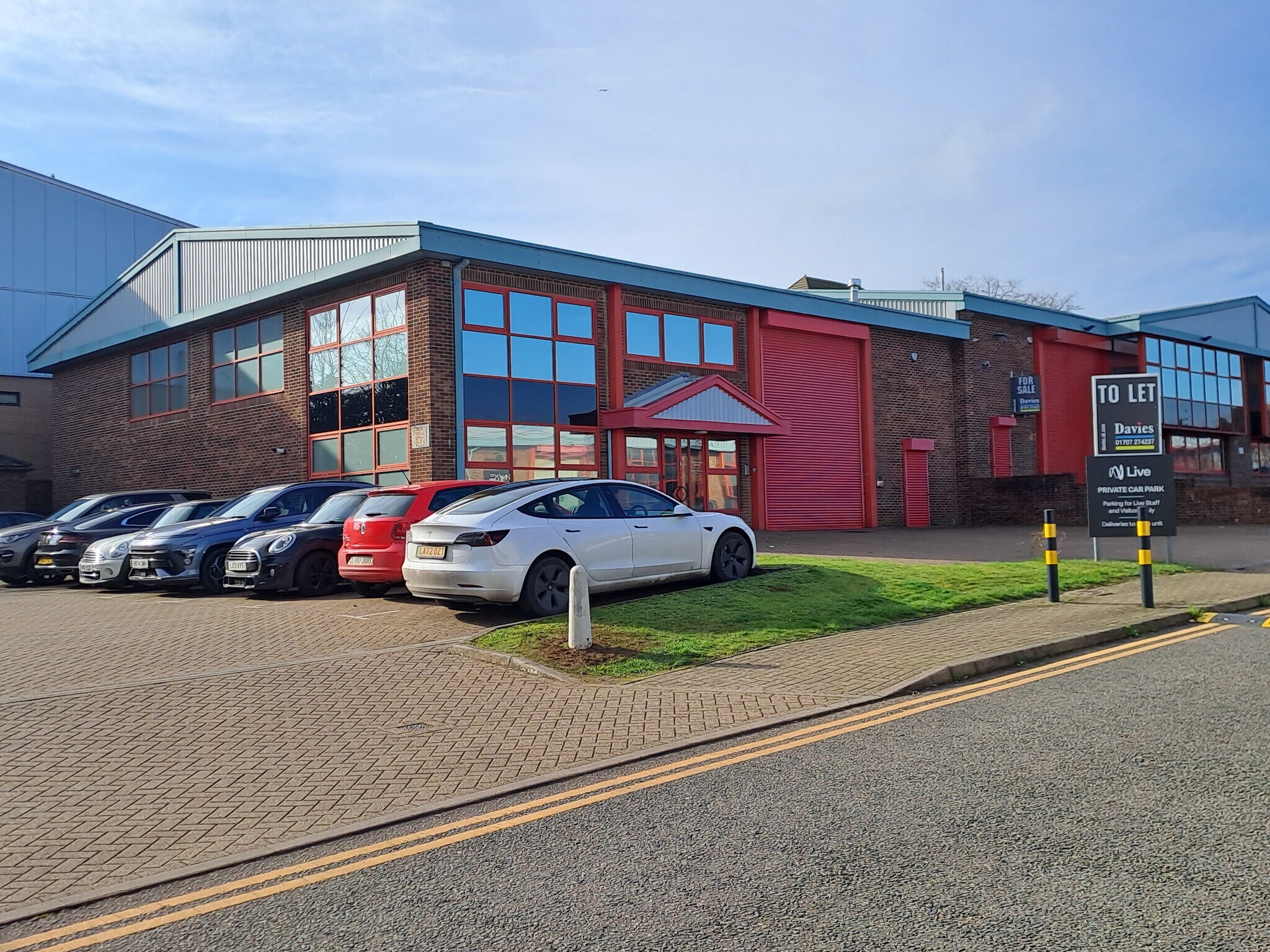 Wilbury Way, Hitchin to rent Building Photo- Image 1 of 5