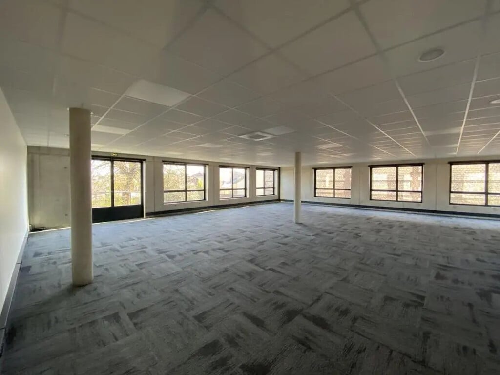 Location Bureaux 218 m² - Photo 1