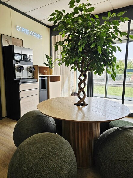 15 Rue Des Frères Lumière, Chassieu to rent - Interior Photo - Image 3 of 5