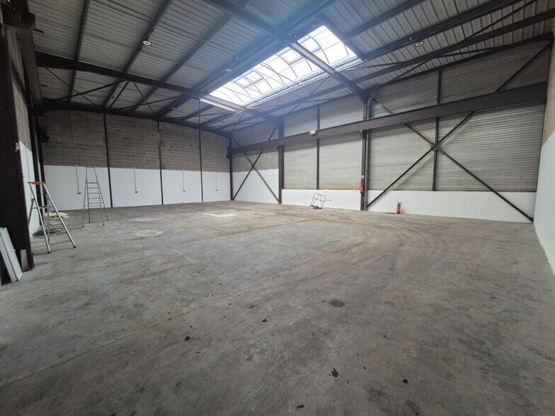 Industrial in Le Thillay to rent - Interior Photo - Image 2 of 8