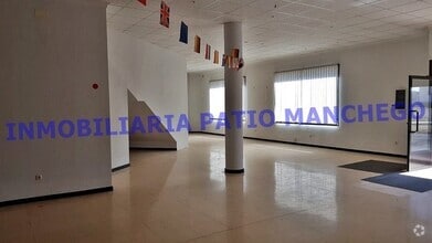 Retail in Mora, Toledo to rent Interior Photo- Image 1 of 4