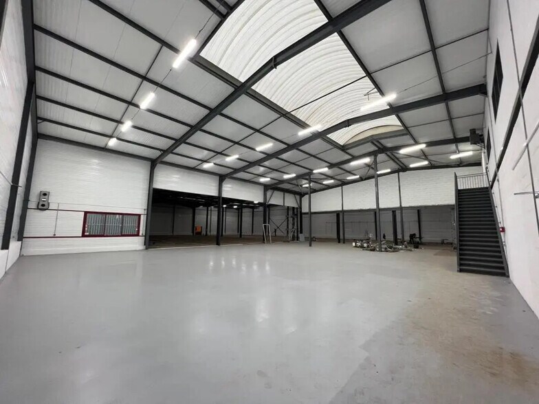 Light Industrial in Goussainville to rent - Interior Photo - Image 1 of 5