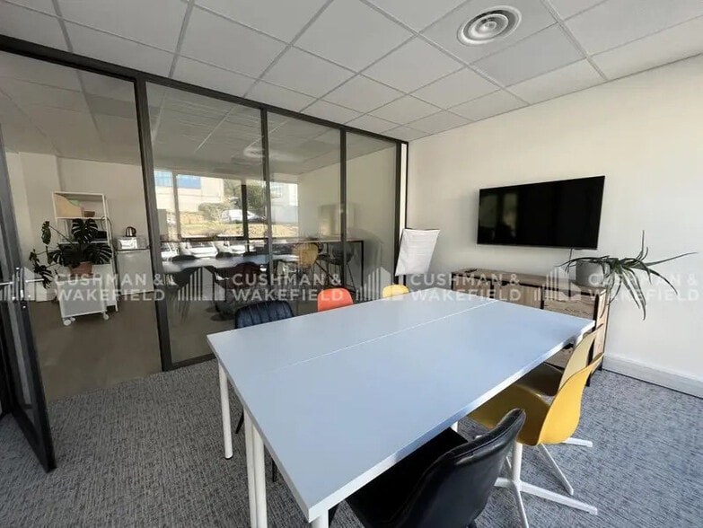 392 Avenue Des Genévriers, La Ciotat to rent - Interior Photo - Image 3 of 13