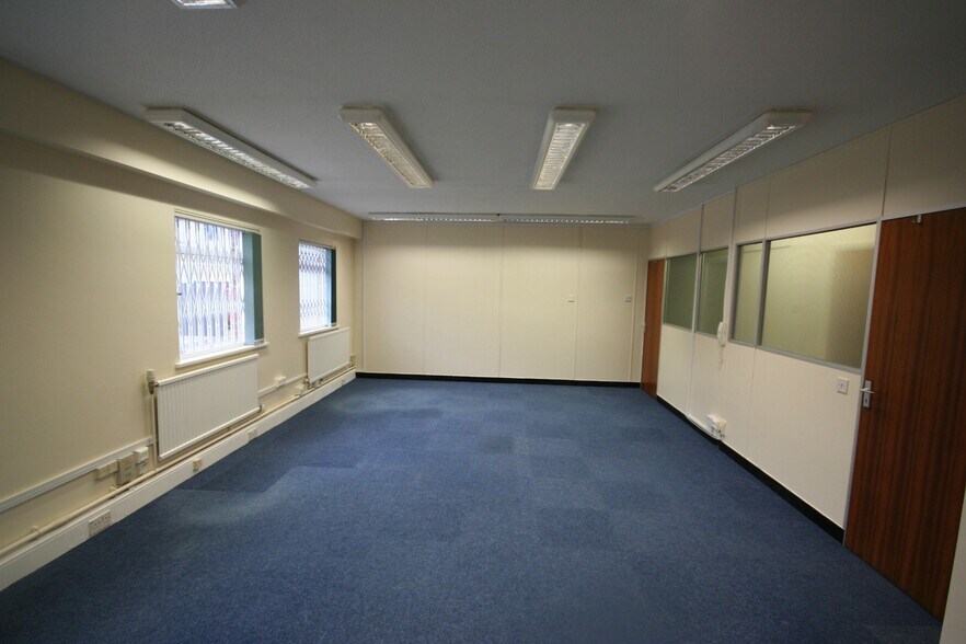 40 Station Rd, Westbury to rent - Building Photo - Image 3 of 7