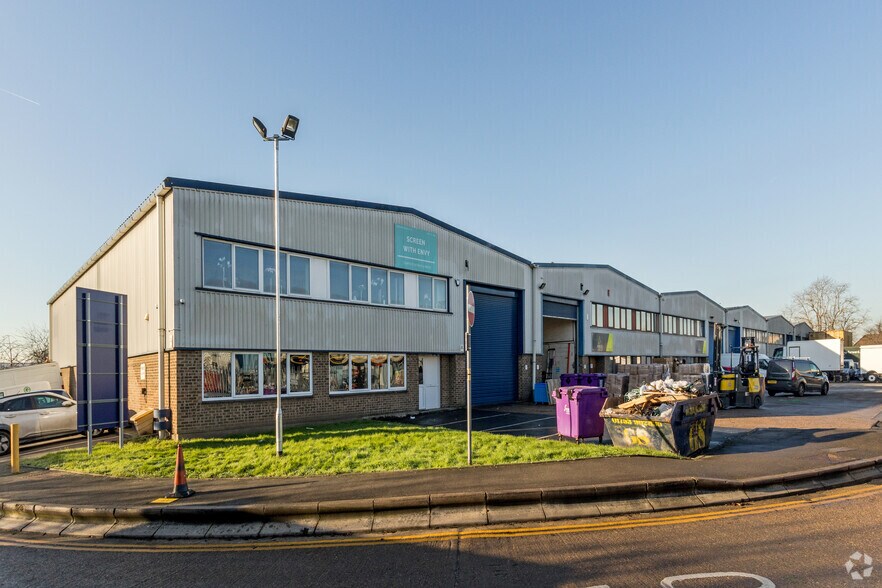 Pasadena Close, Hayes for rent - Building Photo - Image 1 of 6