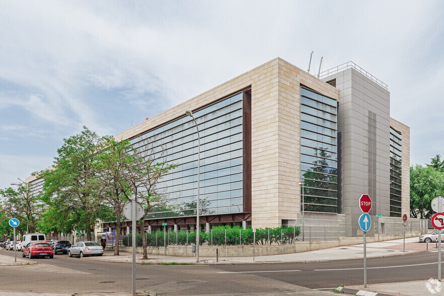 Calle de Cantabria, 2, Alcobendas, Madrid to rent - Building Photo - Image 2 of 23