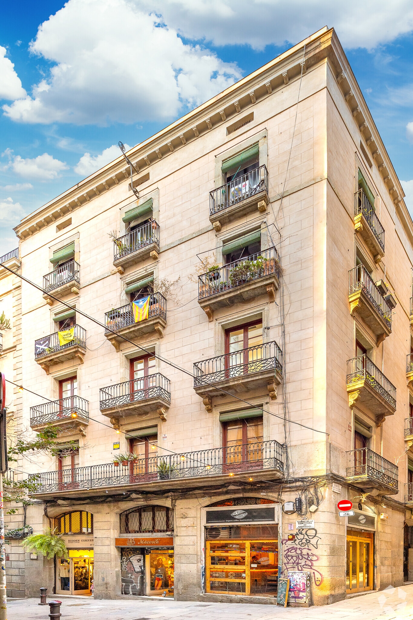 Retail in Barcelona, Barcelona to rent Primary Photo- Image 1 of 2