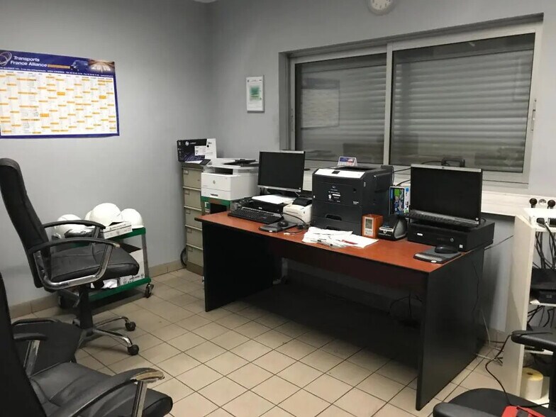 12 Impasse Du Bourrelier, Saint-Herblain to rent - Interior Photo - Image 3 of 4