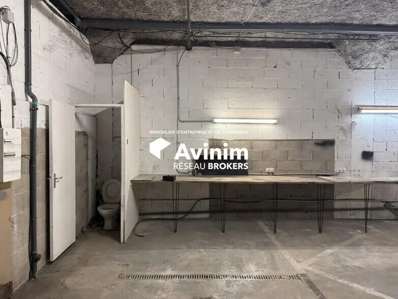 Industrial in Nanterre to rent - Interior Photo - Image 2 of 4
