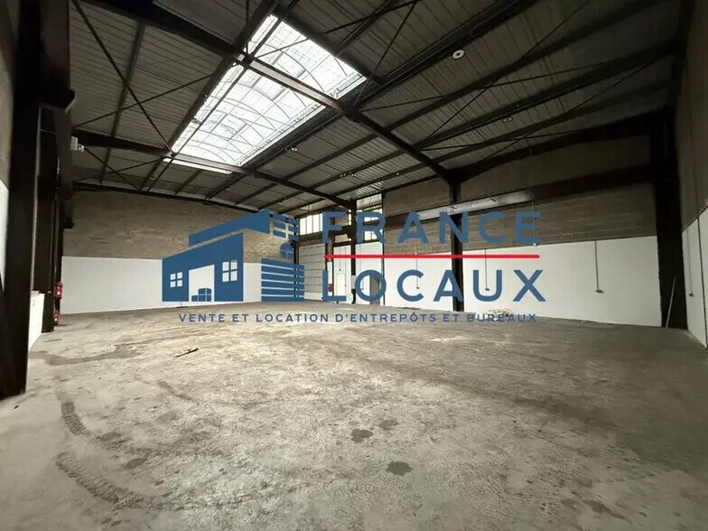 Rue Jacques Robert, Le Thillay to rent - Interior Photo - Image 2 of 3