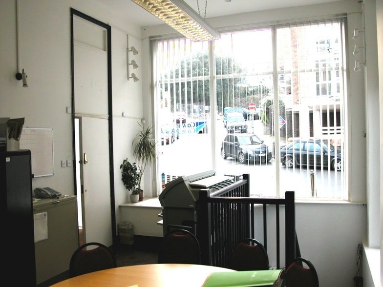 73A High St, Cowes to rent - Interior Photo - Image 3 of 5