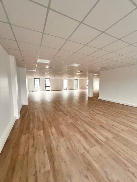10 Rue Des Frères Lumière, Plaisir to rent - Interior Photo - Image 3 of 5