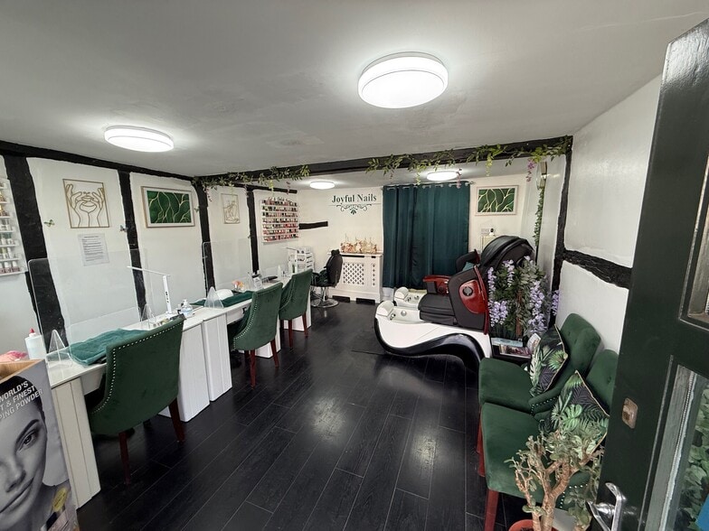 20 Aylesbury End, Beaconsfield to rent - Building Photo - Image 3 of 4