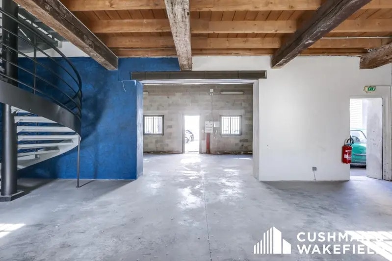 Light Industrial in Marseille to rent Interior Photo- Image 1 of 7