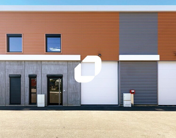 Light Industrial in Meyzieu to rent - Building Photo - Image 2 of 10