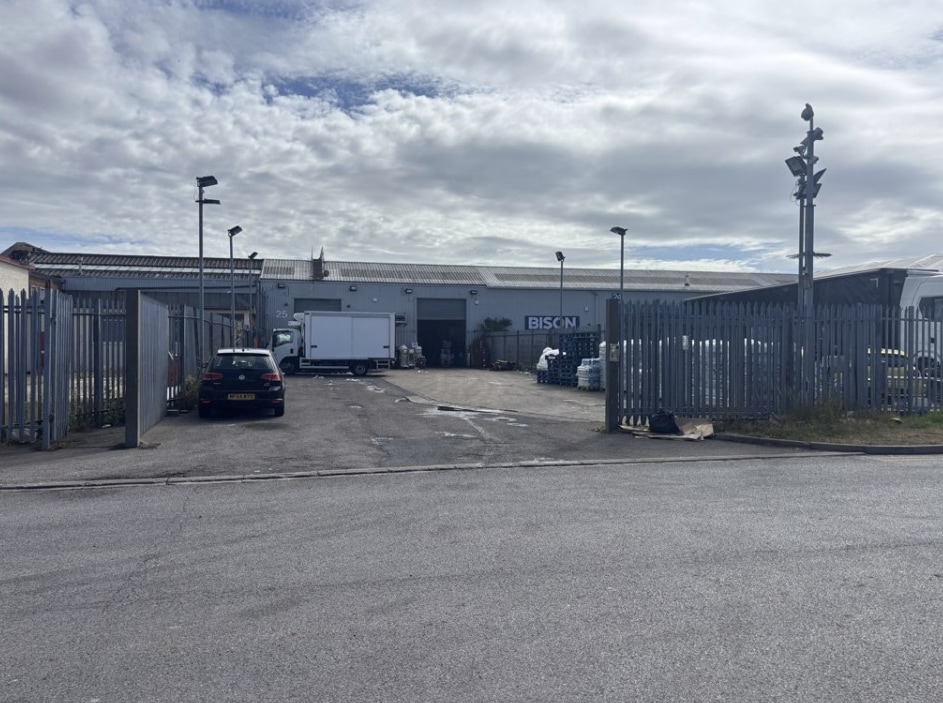 Dencora Way, Luton to rent Building Photo- Image 1 of 2
