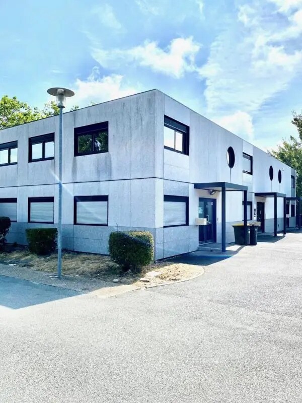 Location Bureaux 200 m² - Photo 1