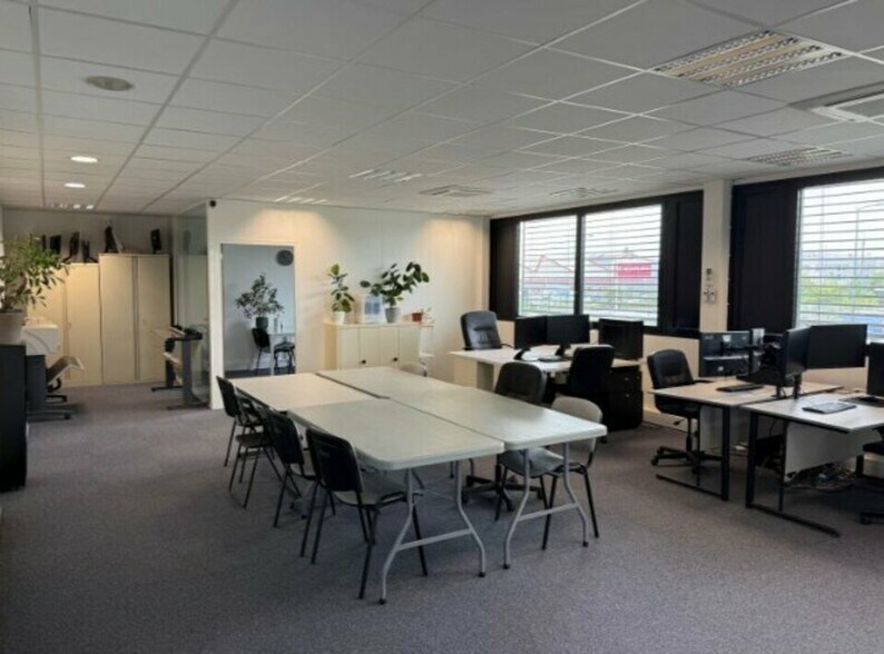 Office in Vaulx-en-Velin to rent - Interior Photo - Image 1 of 10