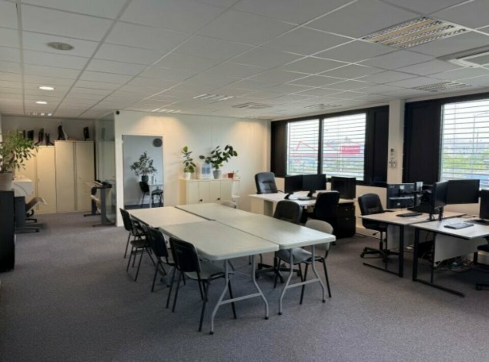 Office in Vaulx-en-Velin to rent Interior Photo- Image 1 of 11