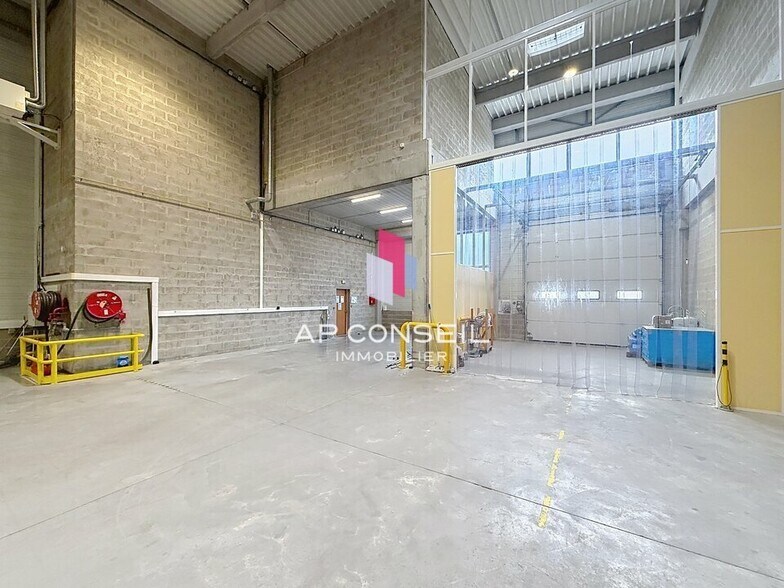 Light Industrial in Élancourt to rent - Interior Photo - Image 3 of 7