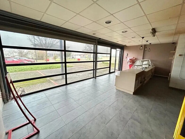 6 Boulevard Albert Camus, La Salvetat-Saint-Gilles for sale - Interior Photo - Image 2 of 8