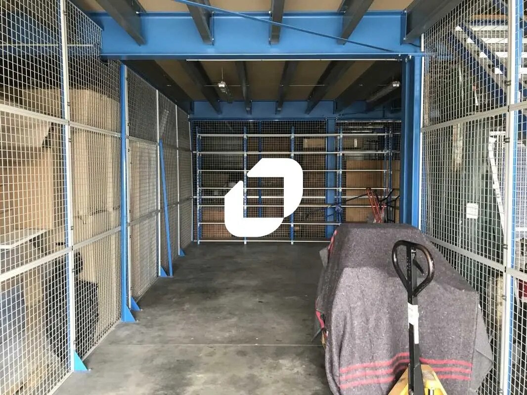 Light Industrial in SAINT-OUEN-L'AUMONE to rent Interior Photo- Image 1 of 4