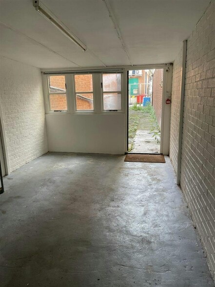 1a High St, Chippenham to rent - Building Photo - Image 1 of 1