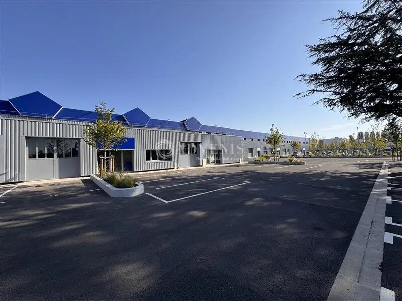 Light Industrial in Vaux-le-Pénil to rent Building Photo- Image 1 of 8