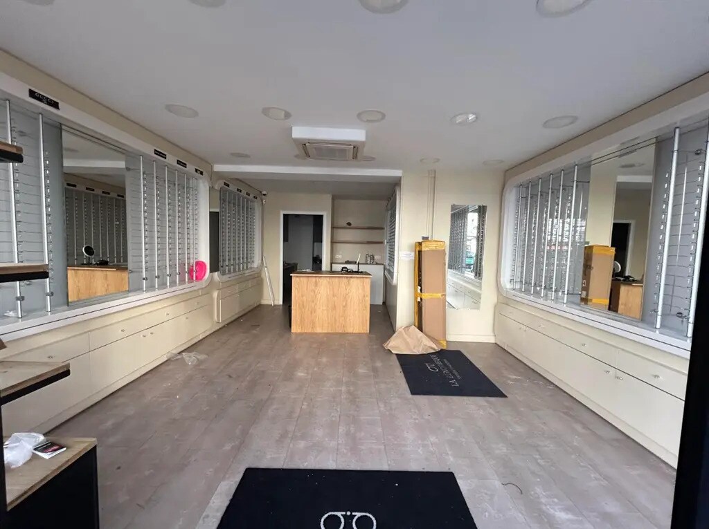 Retail in Paris to rent Interior Photo- Image 1 of 6