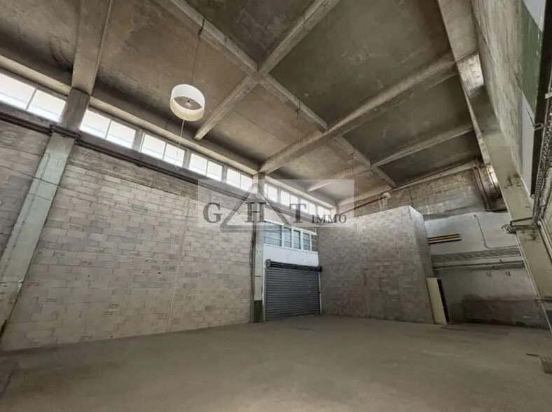 Industrial in Nanterre to rent - Interior Photo - Image 2 of 4