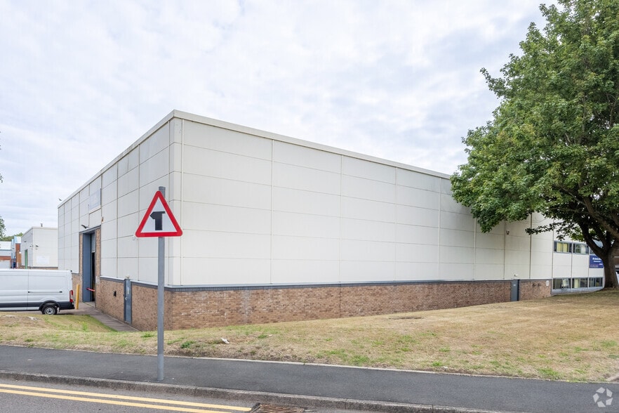 First Ave, Kingswinford to rent - Building Photo - Image 2 of 2