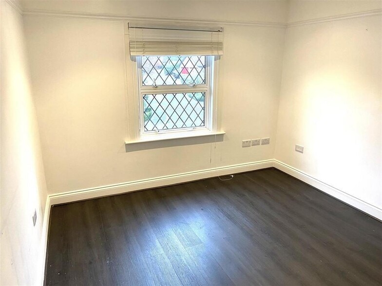 113 High Rd, Loughton to rent - Building Photo - Image 2 of 12