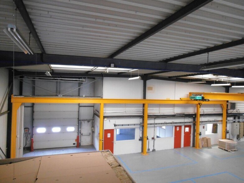 Light Industrial in Voisins-le-Bretonneux to rent - Interior Photo - Image 3 of 5