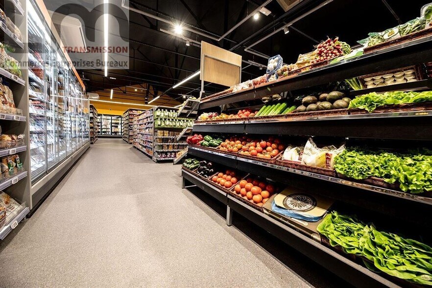 Retail in Antony to rent - Building Photo - Image 1 of 4