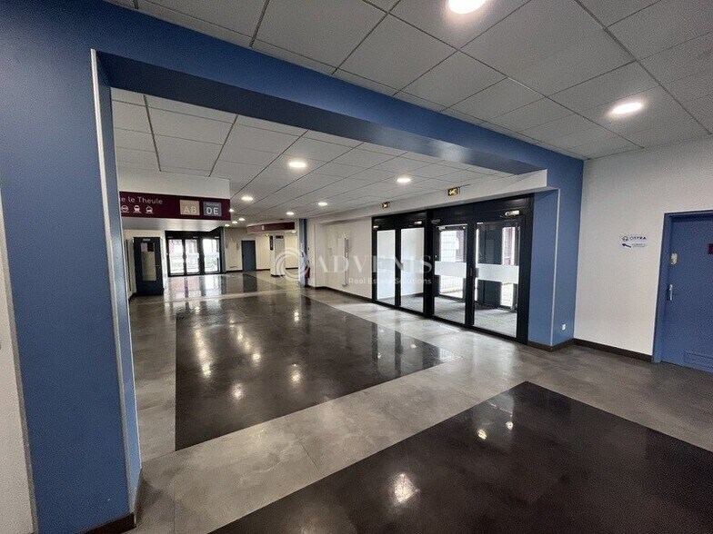 1 Place Charles De Gaulle, Montigny-le-Bretonneux to rent - Interior Photo - Image 2 of 5
