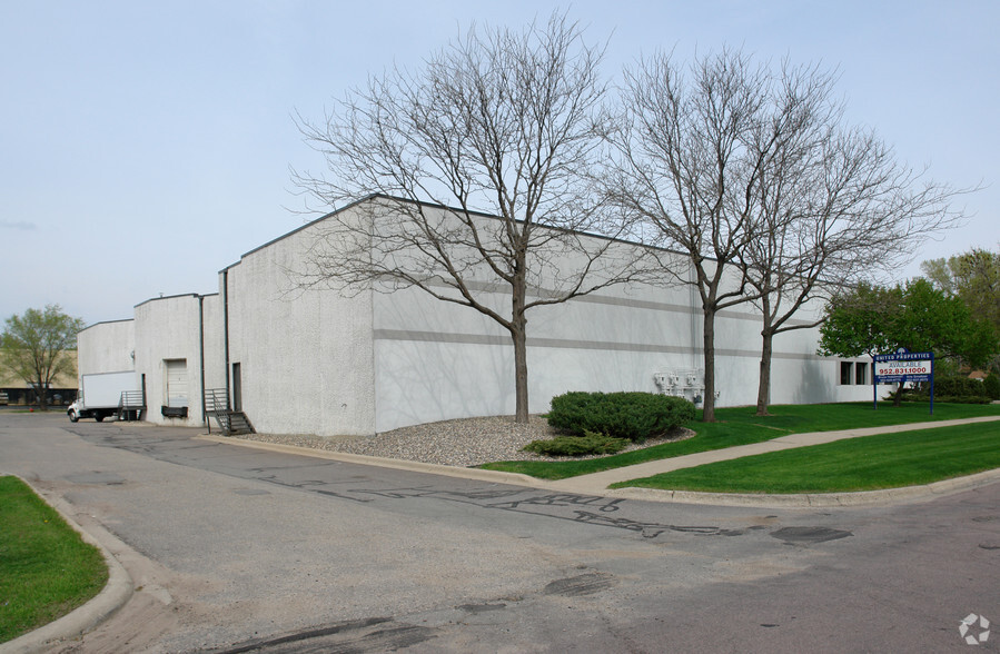 8300-8324 Pillsbury Ave S, Bloomington, MN for rent - Building Photo - Image 3 of 6