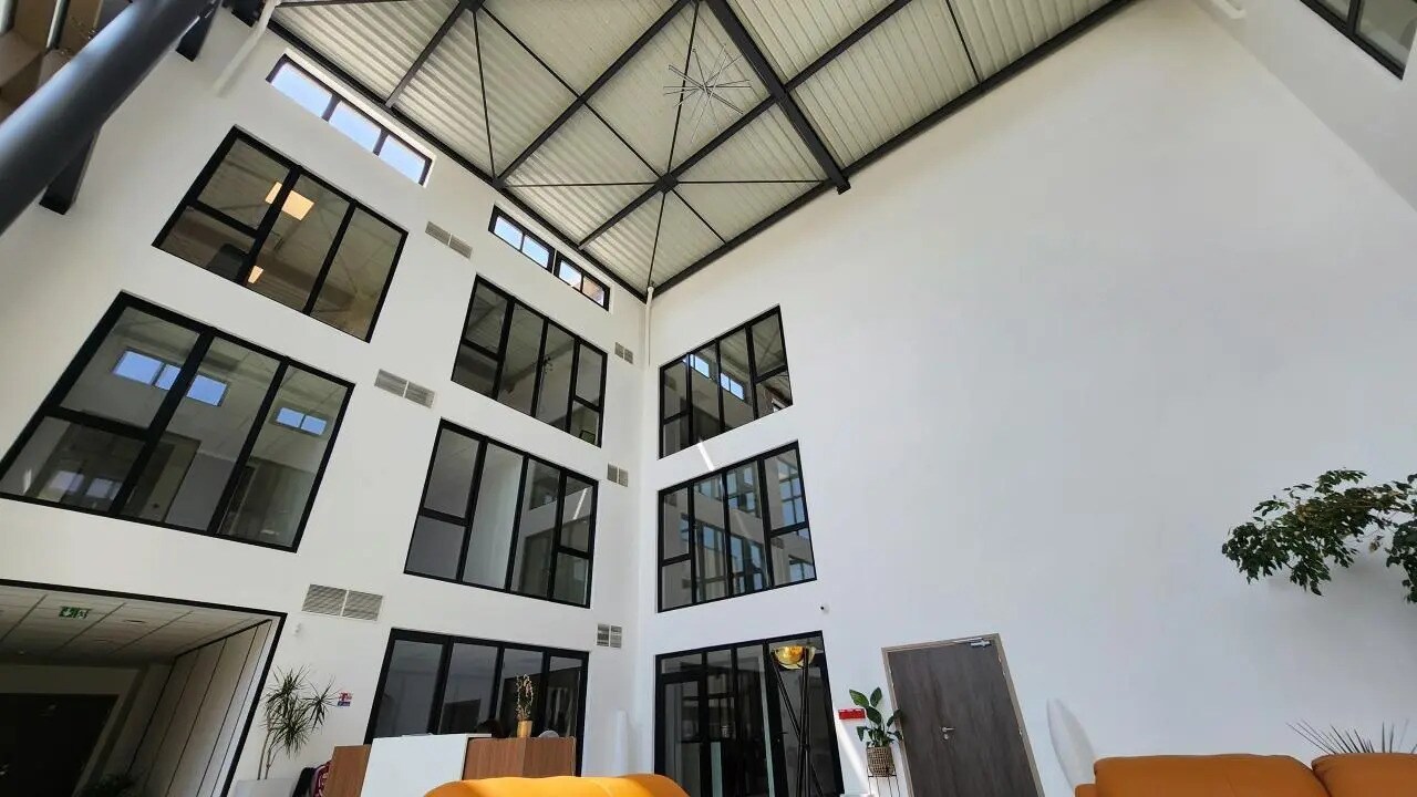 Office in Croissy-Beaubourg to rent Lobby- Image 1 of 2