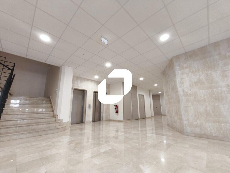 Office in Rosny-sous-Bois to rent - Lobby - Image 2 of 5