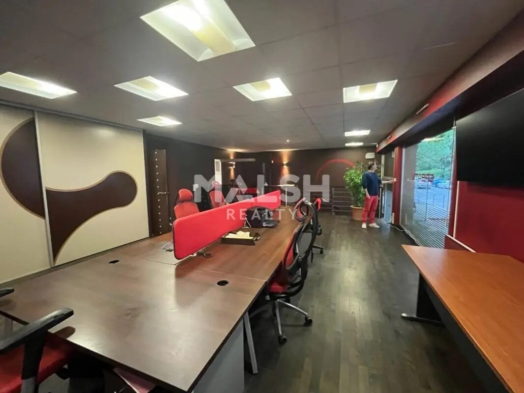 Retail in Lyon to rent Interior Photo- Image 1 of 9