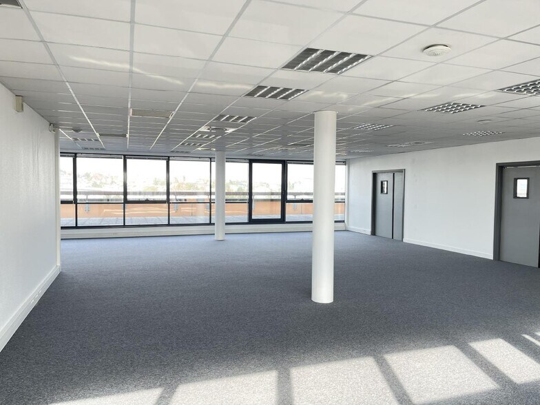 Office in Créteil to rent - Interior Photo - Image 2 of 7