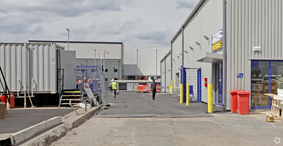 Bugsbys Way, London to rent - Primary Photo - Image 1 of 11