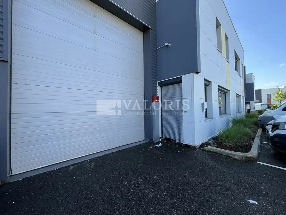 Location Local d'activités 300 m² - Photo 1