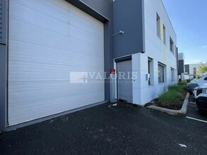 Light Industrial in Saint-Fons to rent Building Photo- Image 1 of 4