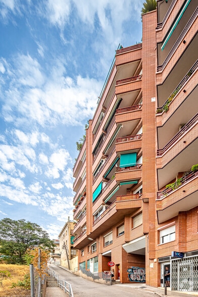 Retail in Barcelona, Barcelona to rent - Primary Photo - Image 1 of 6