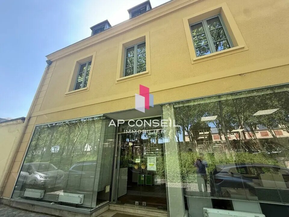 Office in Versailles to rent Building Photo- Image 1 of 8