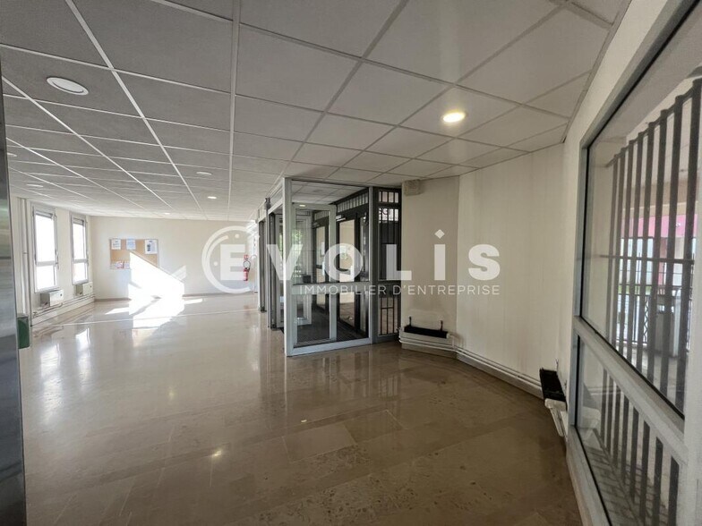 Office in Noisy-le-Grand to rent - Building Photo - Image 3 of 12