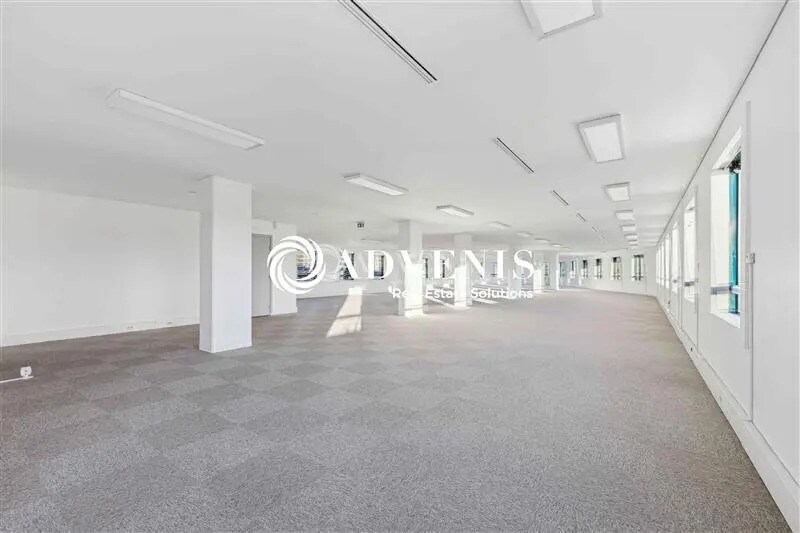 Office in Noisy-le-Grand to rent Building Photo- Image 1 of 10