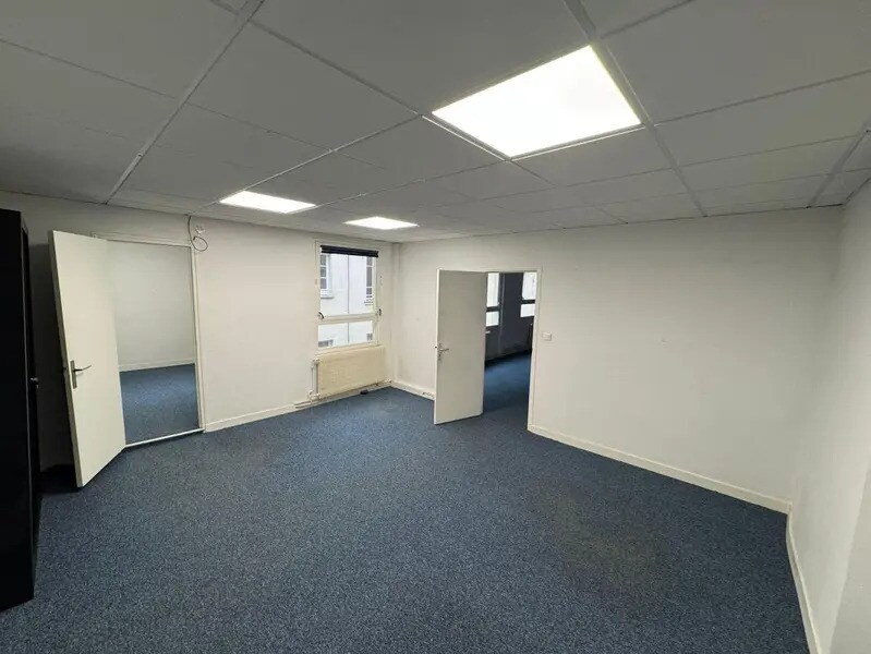 Office in Versailles to rent Interior Photo- Image 1 of 16