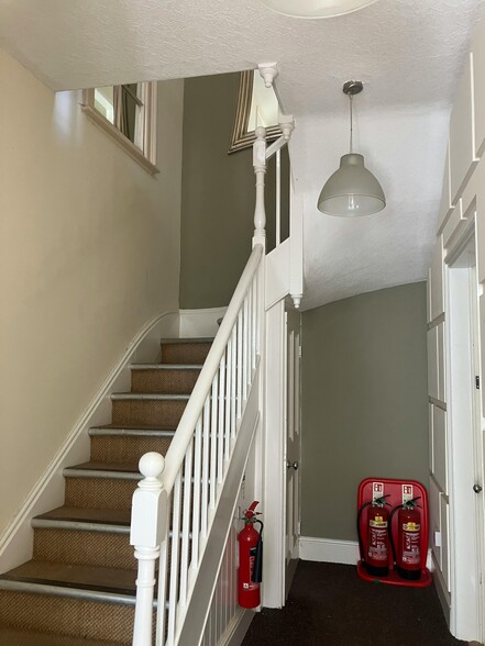 19 White Ladies Clos, Worcester for sale - Building Photo - Image 3 of 3